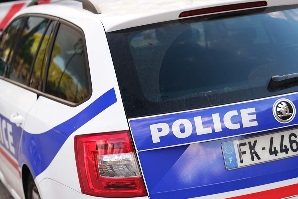 Paris : Une femme de 77 ans violemment agressée pour son collier dans son hall d'immeuble