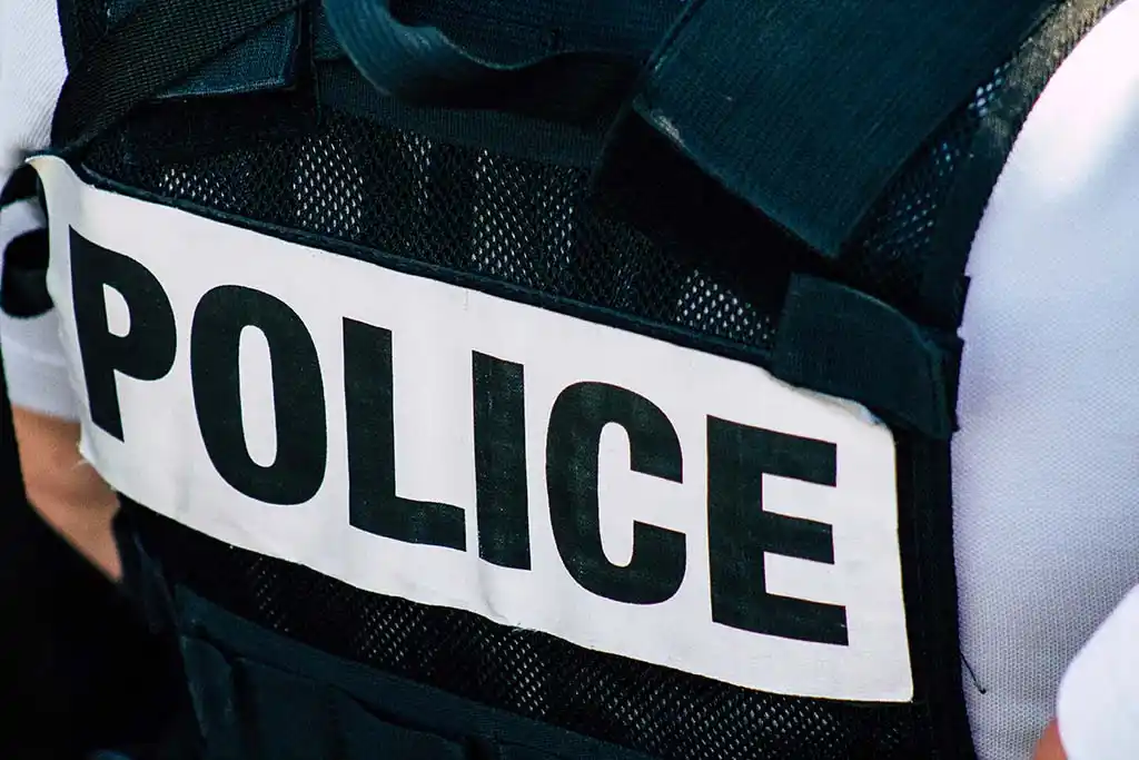 Nîmes : Il se rebelle durant son interpellation et tente de se saisir de l'arme d'un policier