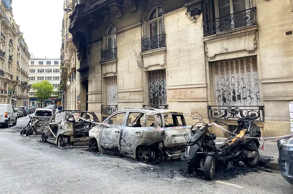 Paris : Vingt véhicules brûlés dans le XVIe arrondissement durant la nuit, un homme recherché